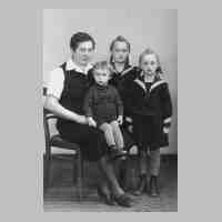 071-0135 Familie Eckert im Jahre 1941 in Paterswalde.jpg